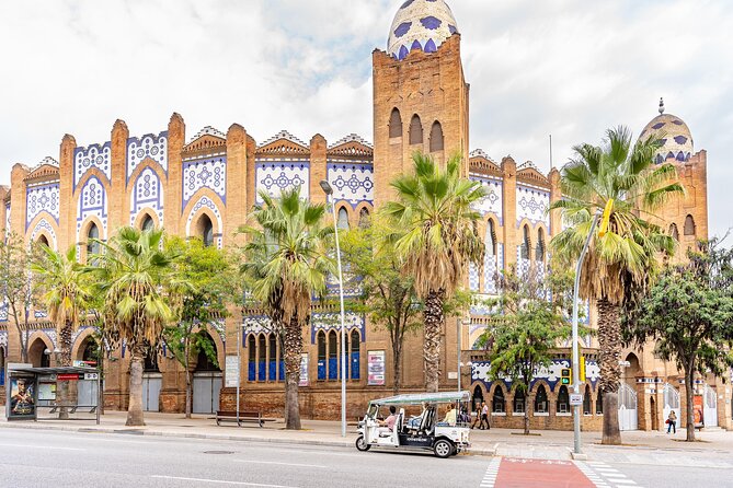 Tour Welcome Barcelona with Local Guide in Eco Tuk Tuk Private - Casa Milà (La Pedrera) and Passeig de Gràcia: Two Gaudí Masterpieces in One Area