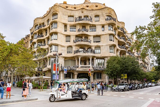 Tour Welcome Barcelona with Local Guide in Eco Tuk Tuk Private - Citadel Park and Arc de Triomf: Exhibition-Era Barcelona
